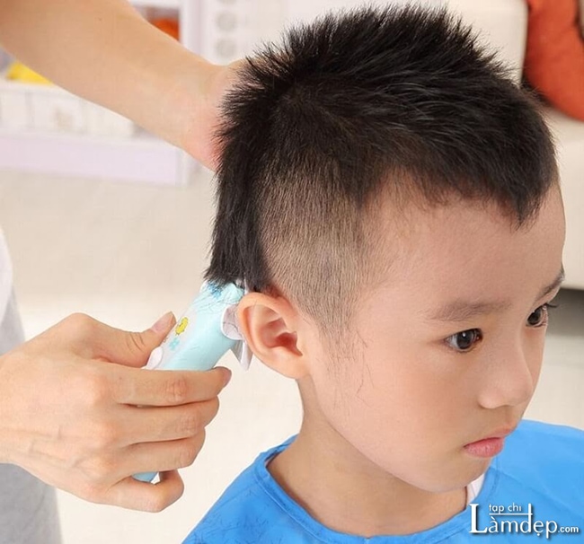Sử dụng tông đơ để cắt tóc cho bé sẽ đảm bảo an toàn hơn dùng kéo