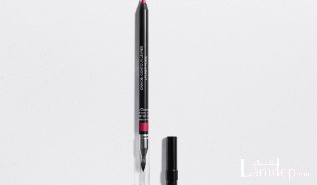 Dior Contour 999 Lipliner Pencil có thiết kế đi kèm đầu cọ giúp tán son dễ dàng hơn