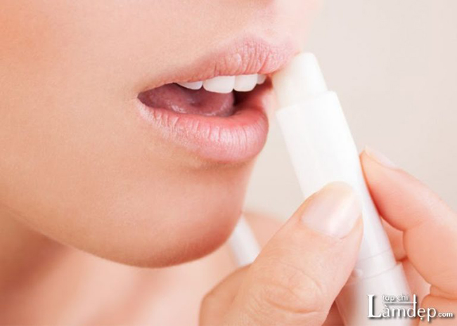 Sử dụng son dưỡng đúng cách để giúp cho đôi môi thêm căng mọng