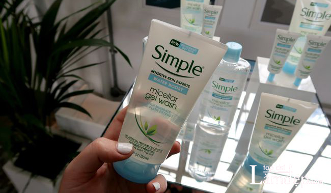 Sữa rửa mặt Simple cho da mụn, da nhạy cảm