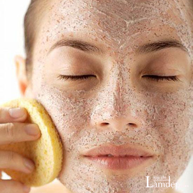 Tẩy tế bào chết thường xuyên cũng là cách chăm sóc da mặt khi bị mụn