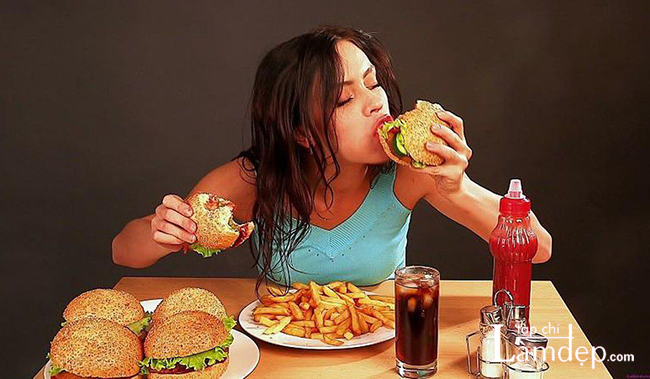 Thói quen ăn uống không lành mạnh gây ra làn da dầu nhờn