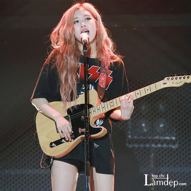 Hình ảnh Rose cùng cây guitar đã trở nên quen thuộc với người hâm mộ