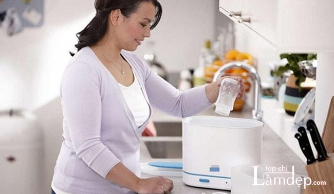 Với máy tiệt trùng chuyên dụng, bình sẽ được làm sạch nhanh, hiệu quả nhất