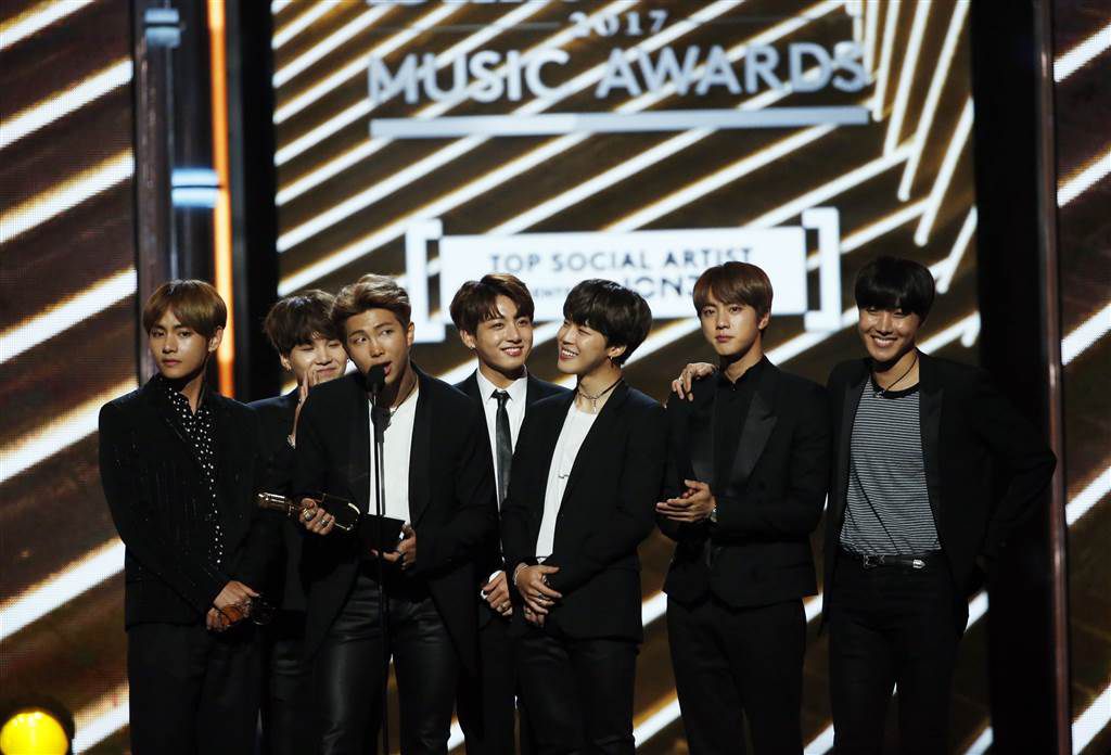 BTS nhận giải trên sân khấu Billboard Music Awards