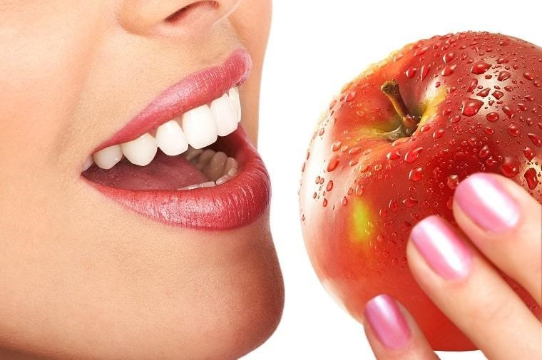 Làm trắng răng tại nhà bằng quả táo